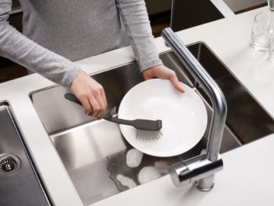 JOSEPH JOSEPH Brosse à vaisselle Edge   Gris