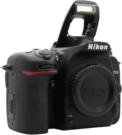 NIKON D7500